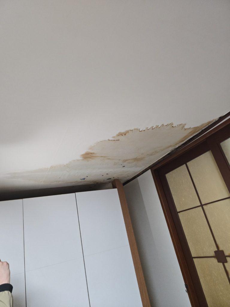 아파트 아랫집 거실 천장 물 떨어짐 및 벽지 젖음 피해 현상