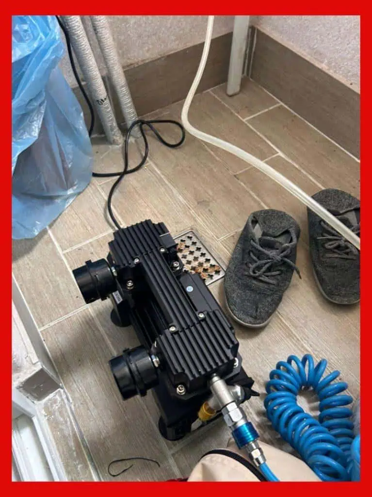 누수 종결 공사 모습, 정밀 누수 탐지 장비와 작업용 신발 보여줌.