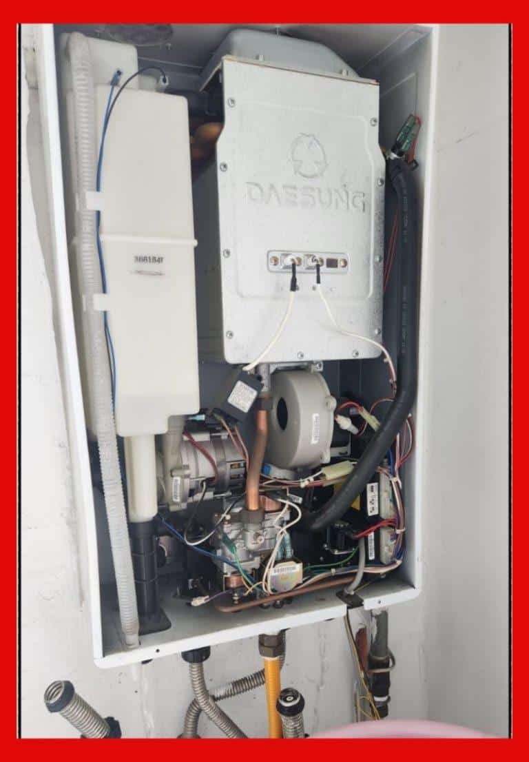 누수종결 서비스용 가스보일러 내부 모습.