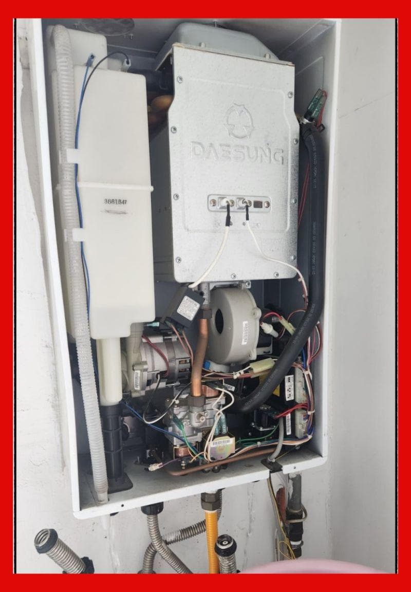 누수종결 서비스용 가스보일러 내부 모습.