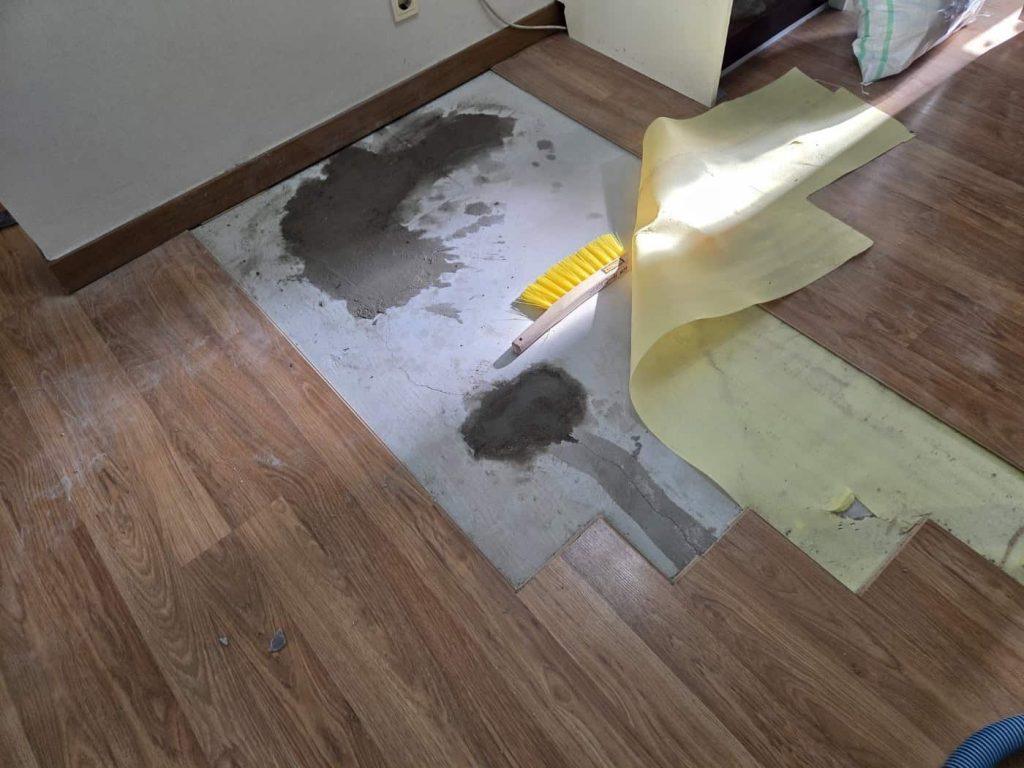 누수 수리 작업과 곰팡이 방지제 적용 현장 모습.