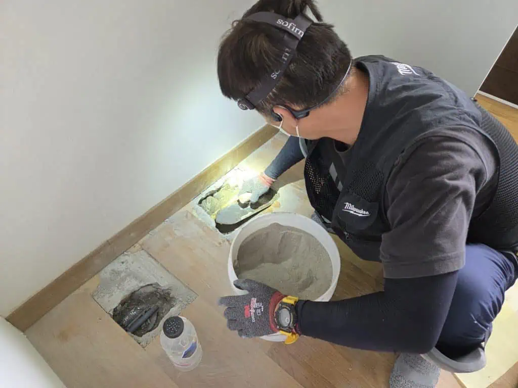 누수수리 전문가, 수도관 수리, 누수종결 서비스 모습.