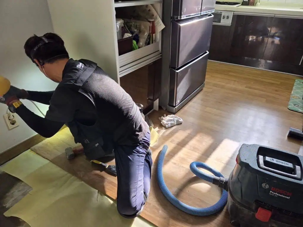 배관 누수 수리 작업 중인 전문가 모습, 누수종결 서비스 제공.