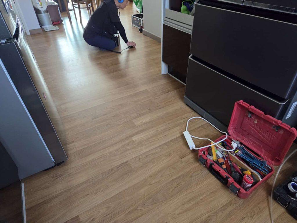 누수 수리 전문가 작업 모습, 누수종결 인증, 집 내부 누수 해결 현장 안전 감시.