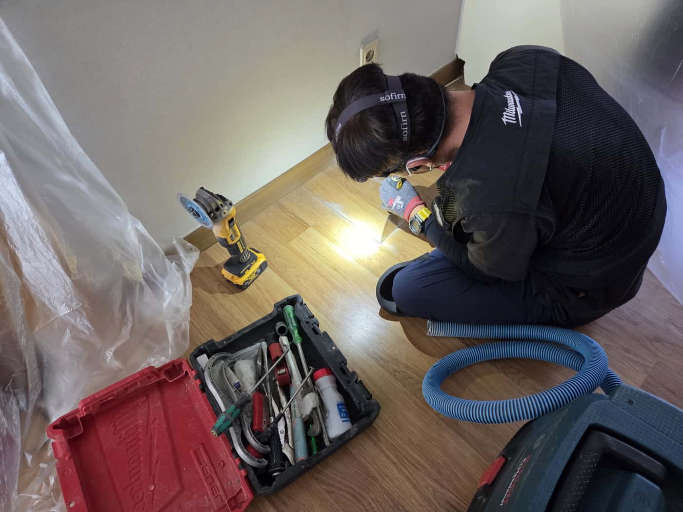 누수수리 전문가가 집 내부 누수 원인 점검하는 모습.