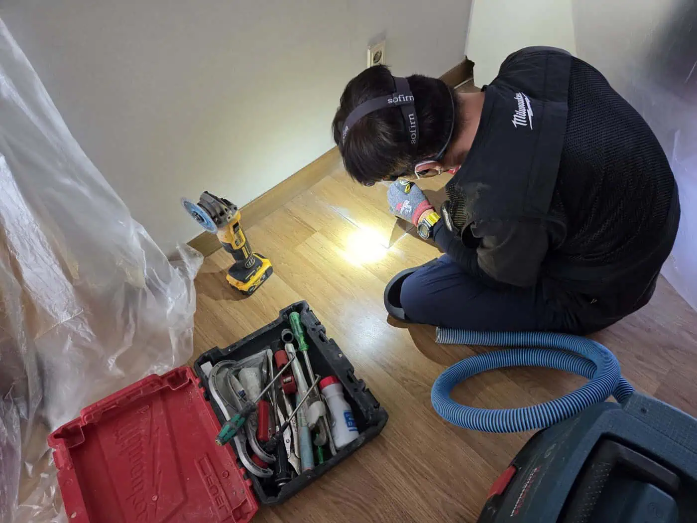 누수수리 전문가가 집 내부 누수 원인 점검하는 모습.