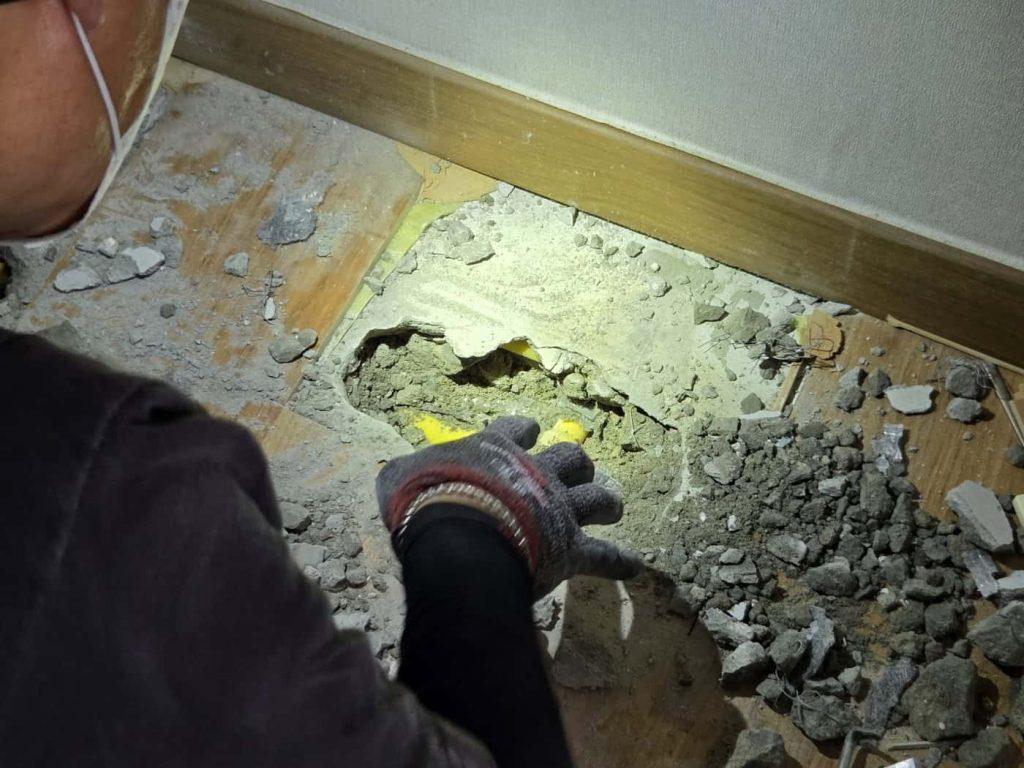 누수 수리 작업중인 전문가 모습.