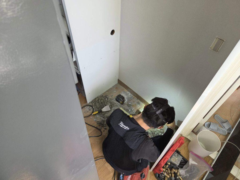 누수수리 전문가 작업 모습, 누수종결 서비스로 새집같은 환경 조성.