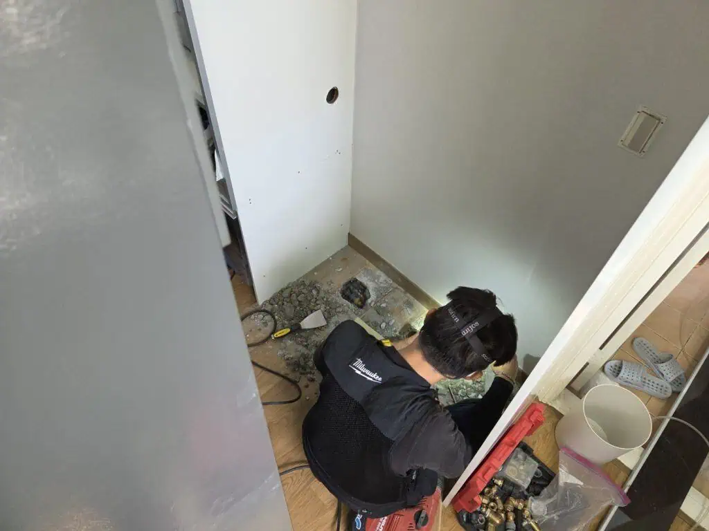 누수수리 전문가 작업 모습, 누수종결 서비스로 새집같은 환경 조성.