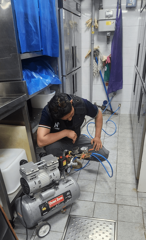 누수 종결 전문 수리공 모습, 배관 누수 수리 및 검사가 진행되고 있습니다.