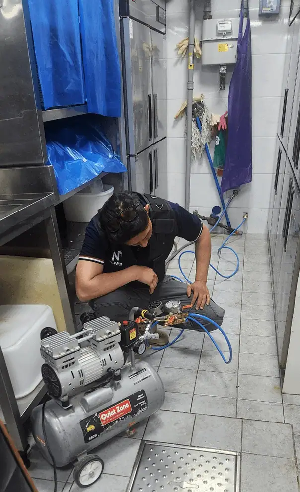 누수 종결 전문 수리공 모습, 배관 누수 수리 및 검사가 진행되고 있습니다.