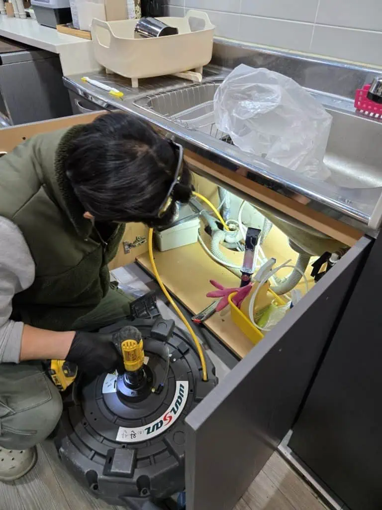 누수 수리 전문점에서 배관 점검하는 모습.