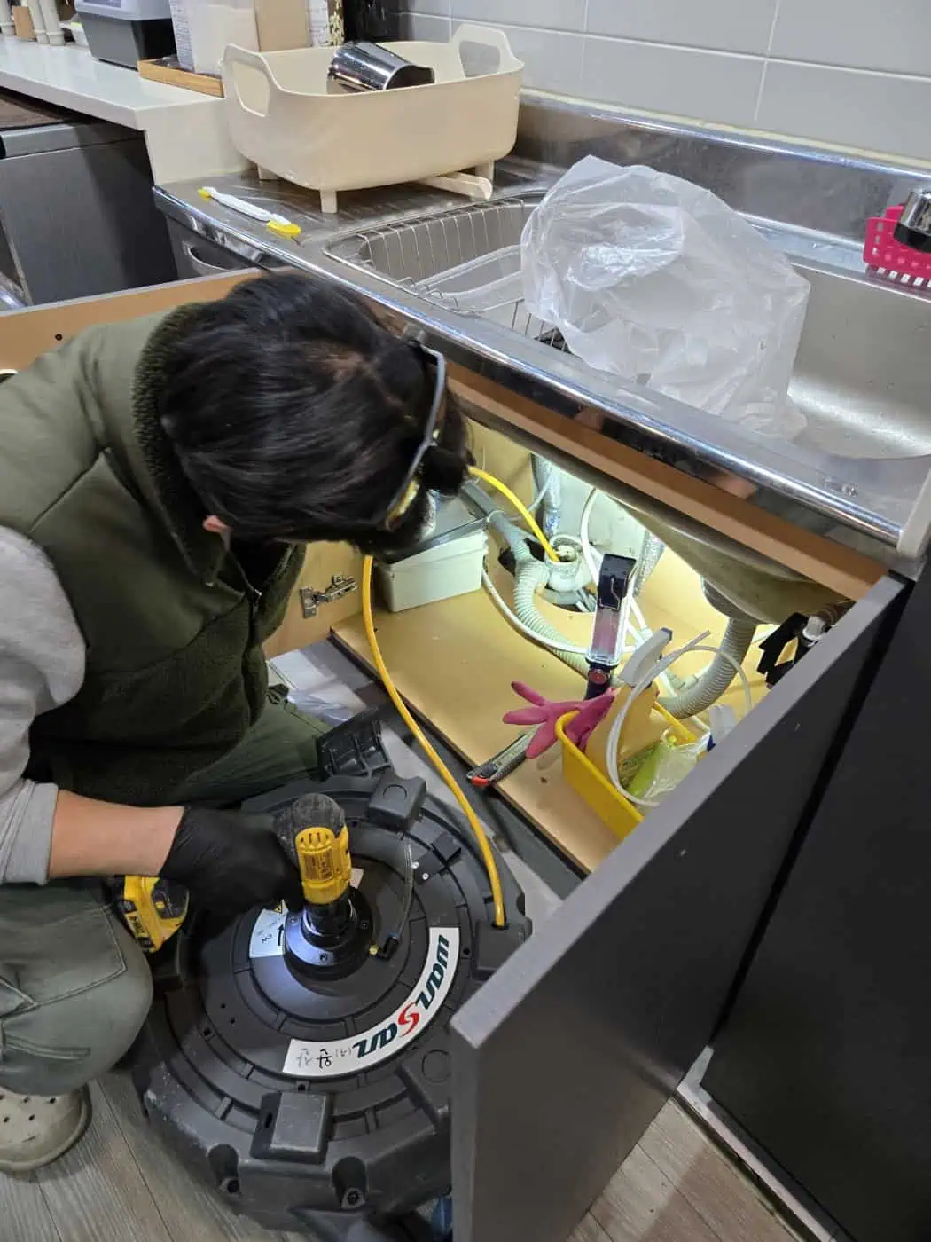 누수 수리 전문점에서 배관 점검하는 모습.