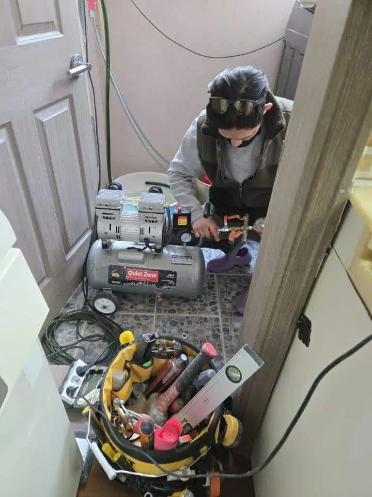 누수종결 전문 수리공이 배관 누수 점검 및 해결 작업 수행.