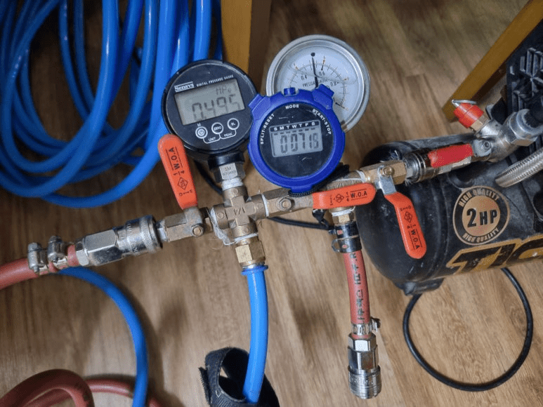 누수 방지 전문가가 설치한 수도 압력 테스트 장비 모습.