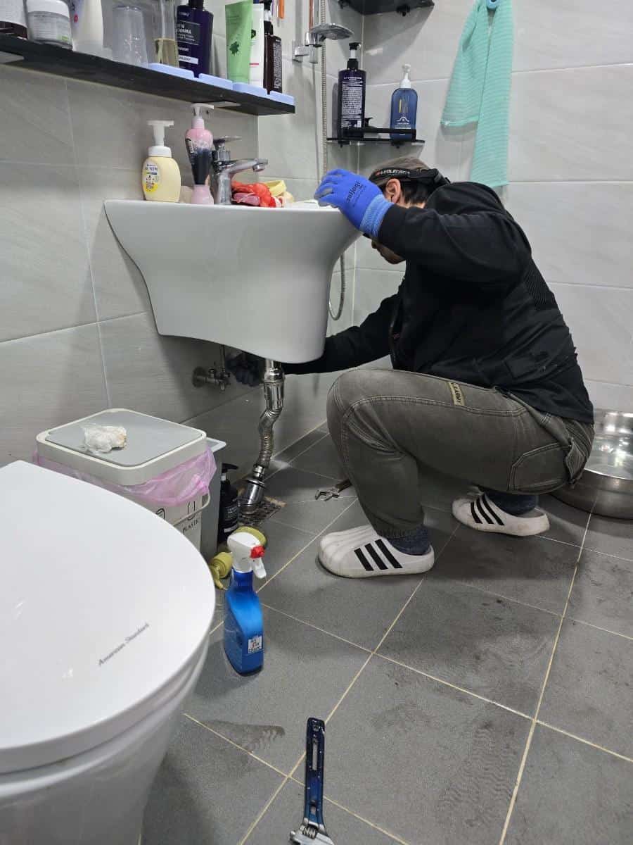 누수 종결 전문 수리 사진, 누수 원인 파악 및 수리 작업 모습.