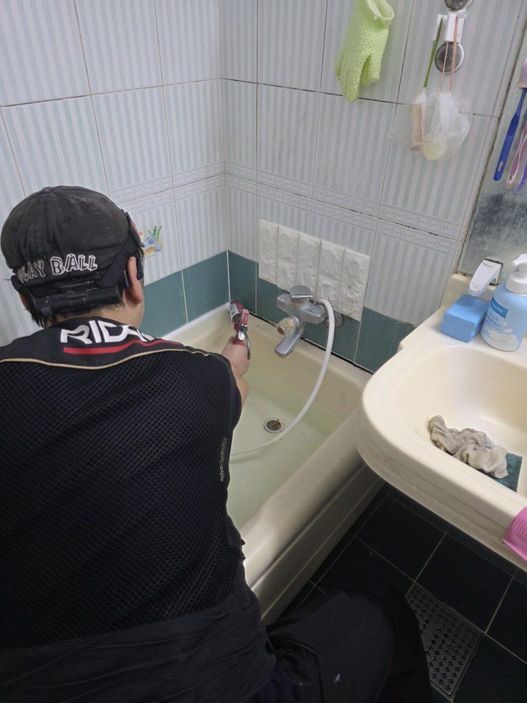 화장실 바닥 타일 줄눈 방수층 손상 및 노후 배관 크랙 모습