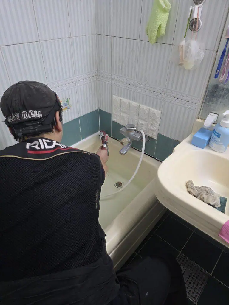 배수구 누수 문제 해결하는 수리기사 작업 현장.