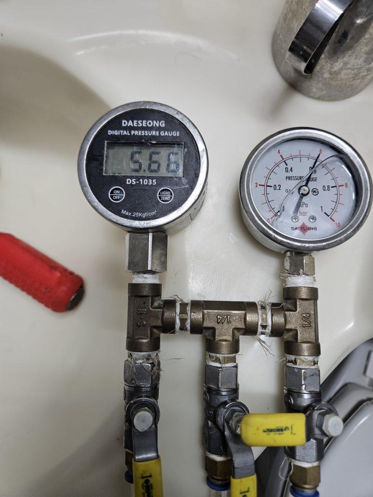 화장실 바닥 타일 줄눈 방수층 손상 및 노후 배관 크랙 모습