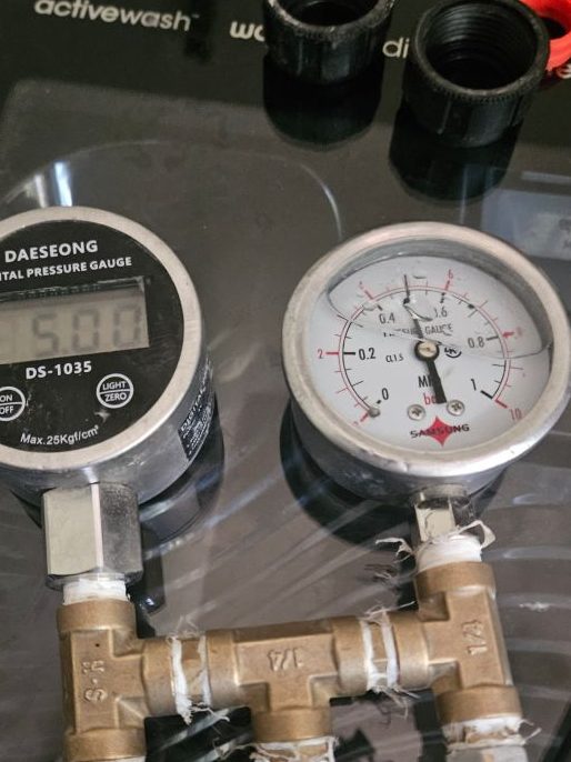 누수 피해로 인한 천장 물받이와 곰팡이 손상