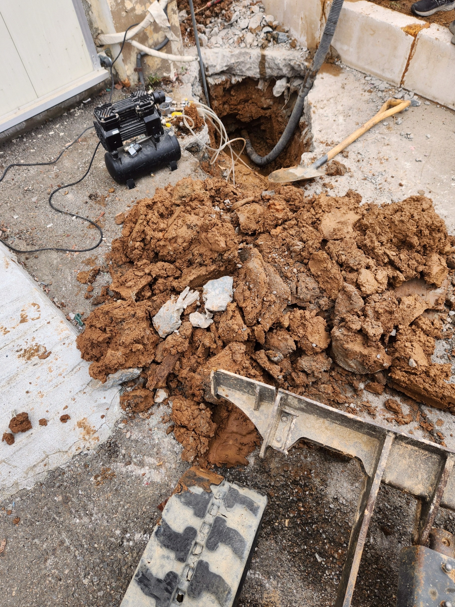 화장실 누수: 증상 자가진단부터 업체 선택까지 - 현장 사진 2