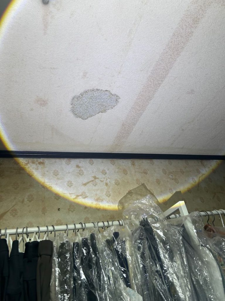 영통 아파트 누수 피해로 인한 천장 얼룩 상황