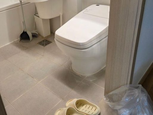 화장실 바닥 복구 및 청소 완료