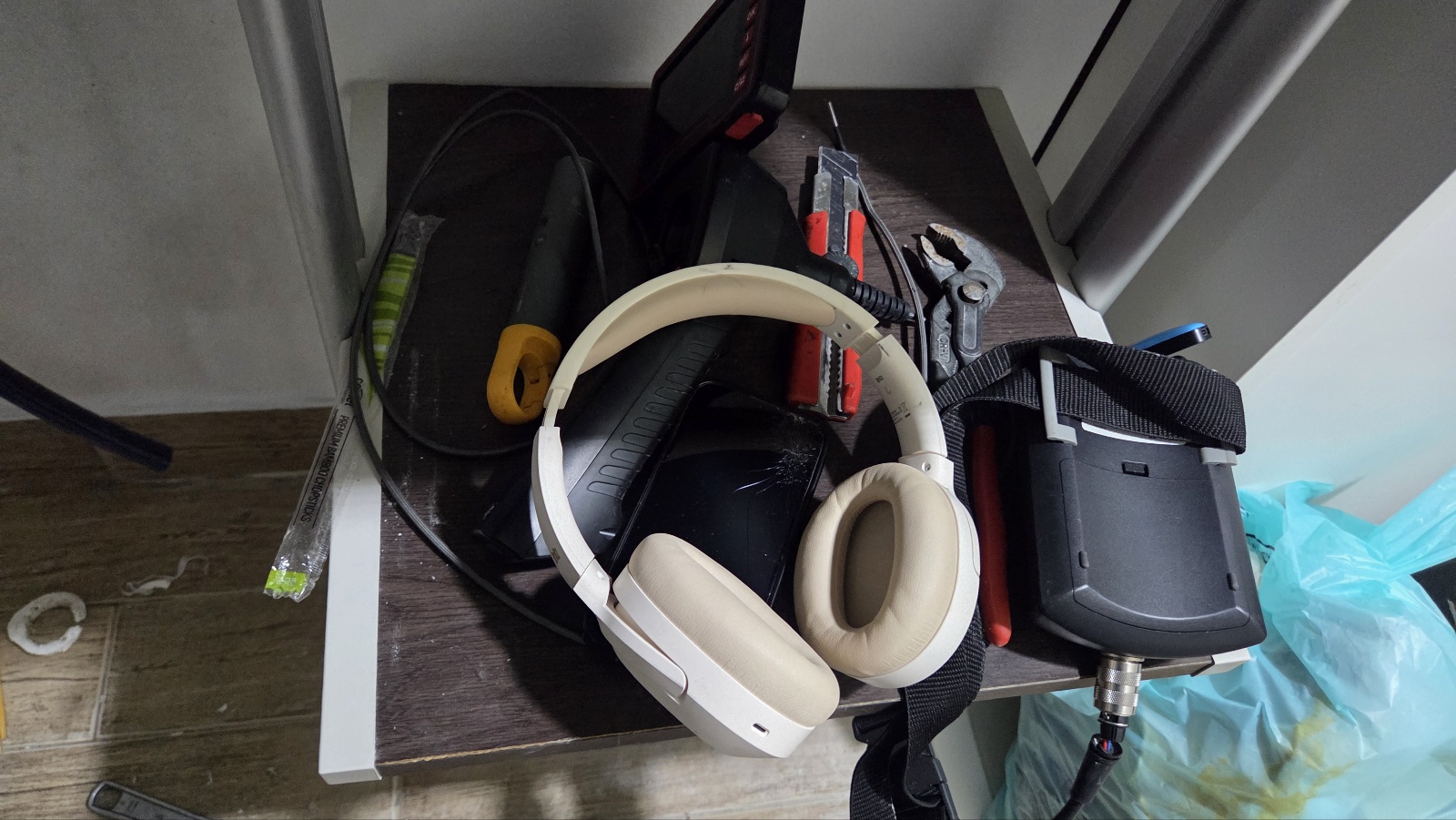 누수로 인한 천장 얼룩 현장 사진