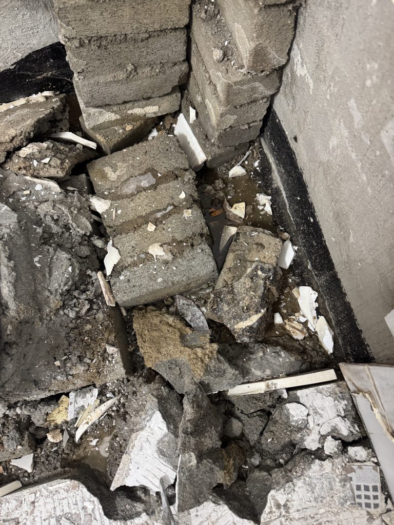 화장실 누수 현장 수리 작업 모습