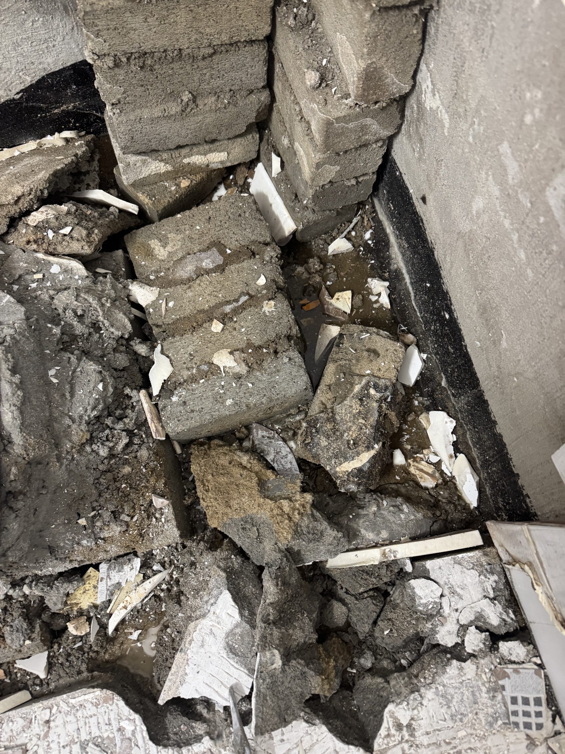 화장실 누수 현장 수리 작업 모습