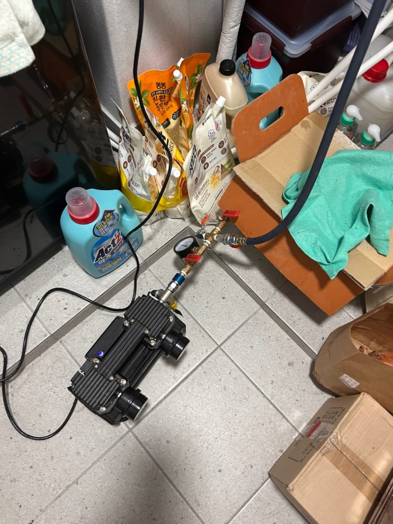 누수탐지 전문 장비를 사용한 현장 점검 모습