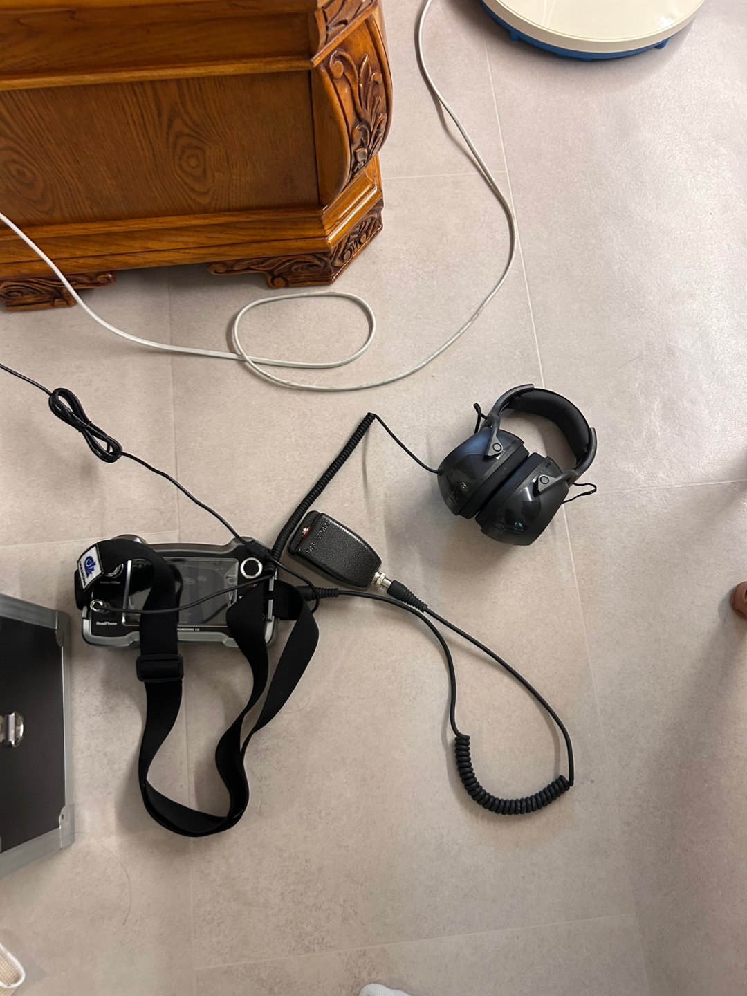 비파괴 누수탐지 장비로 배관 상태를 확인하는 모습