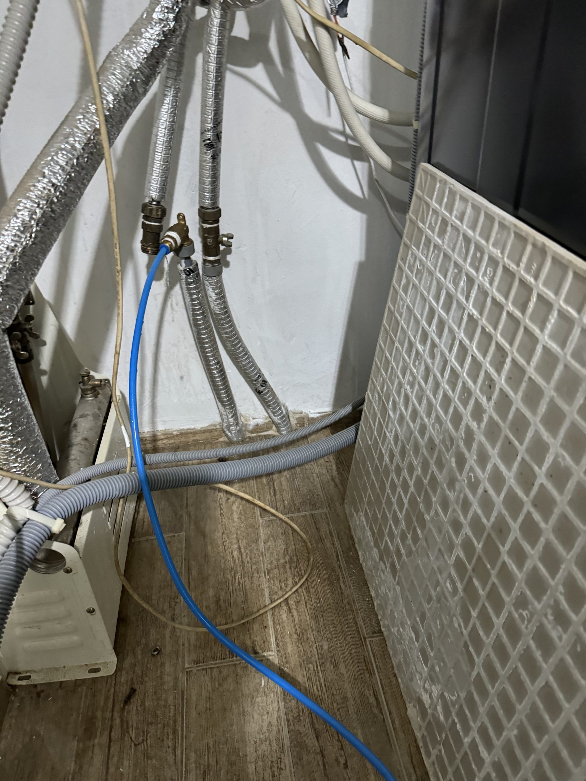 전문 누수탐지 업체의 현장 작업 모습