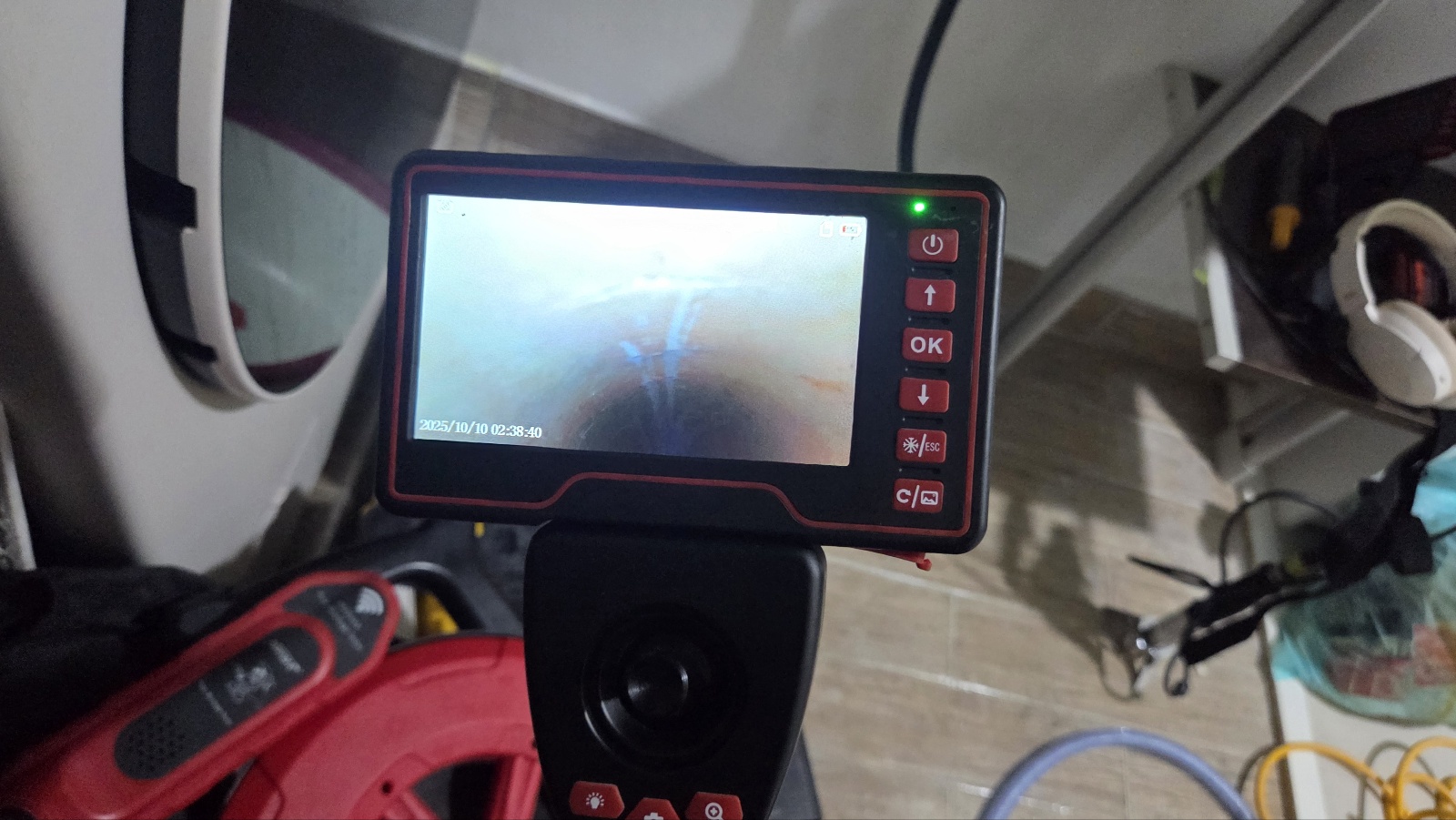 누수 수리 전문가의 정밀 진단 장면