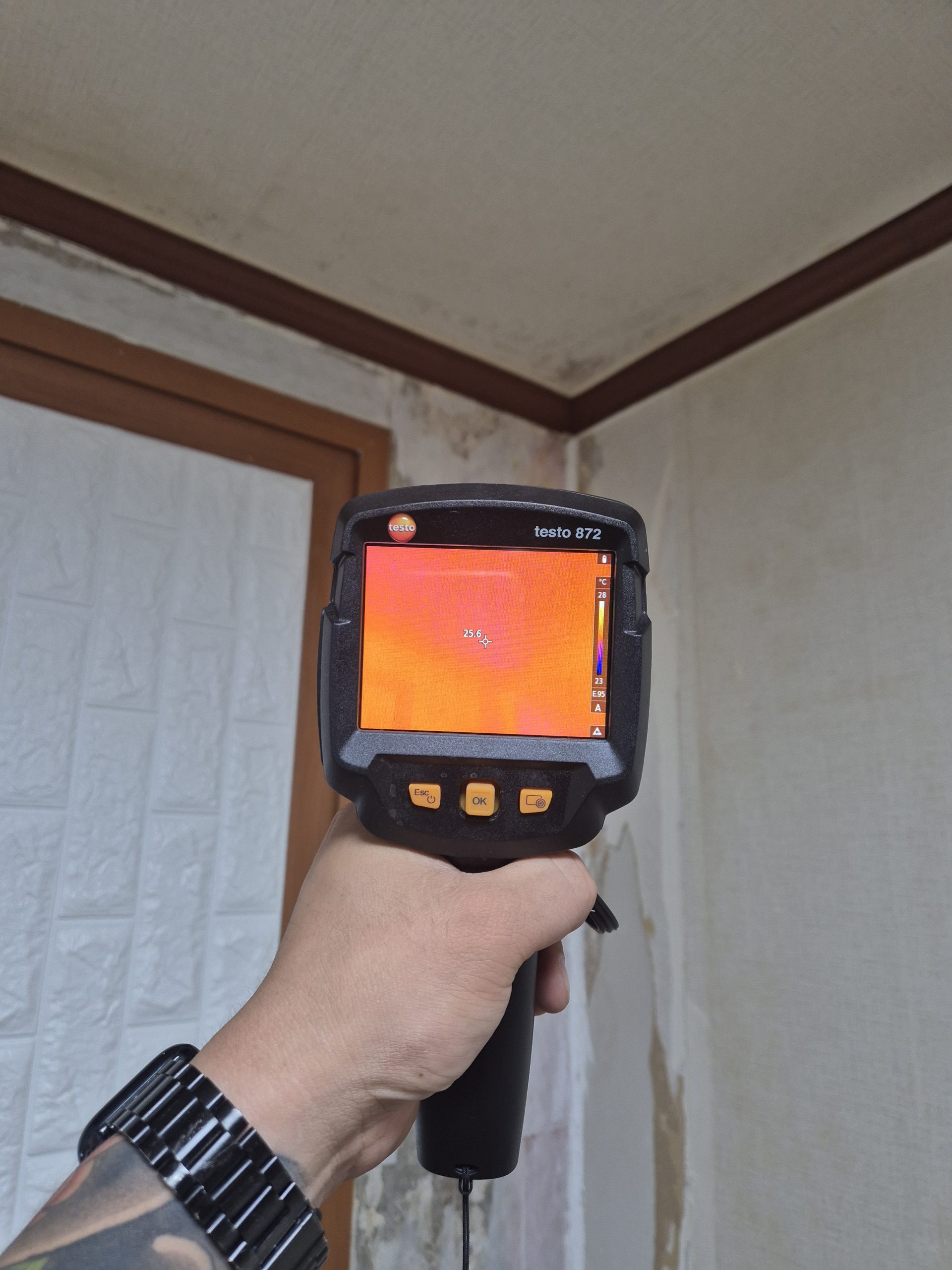 싱크대 아래 배관 누수 점검 모습