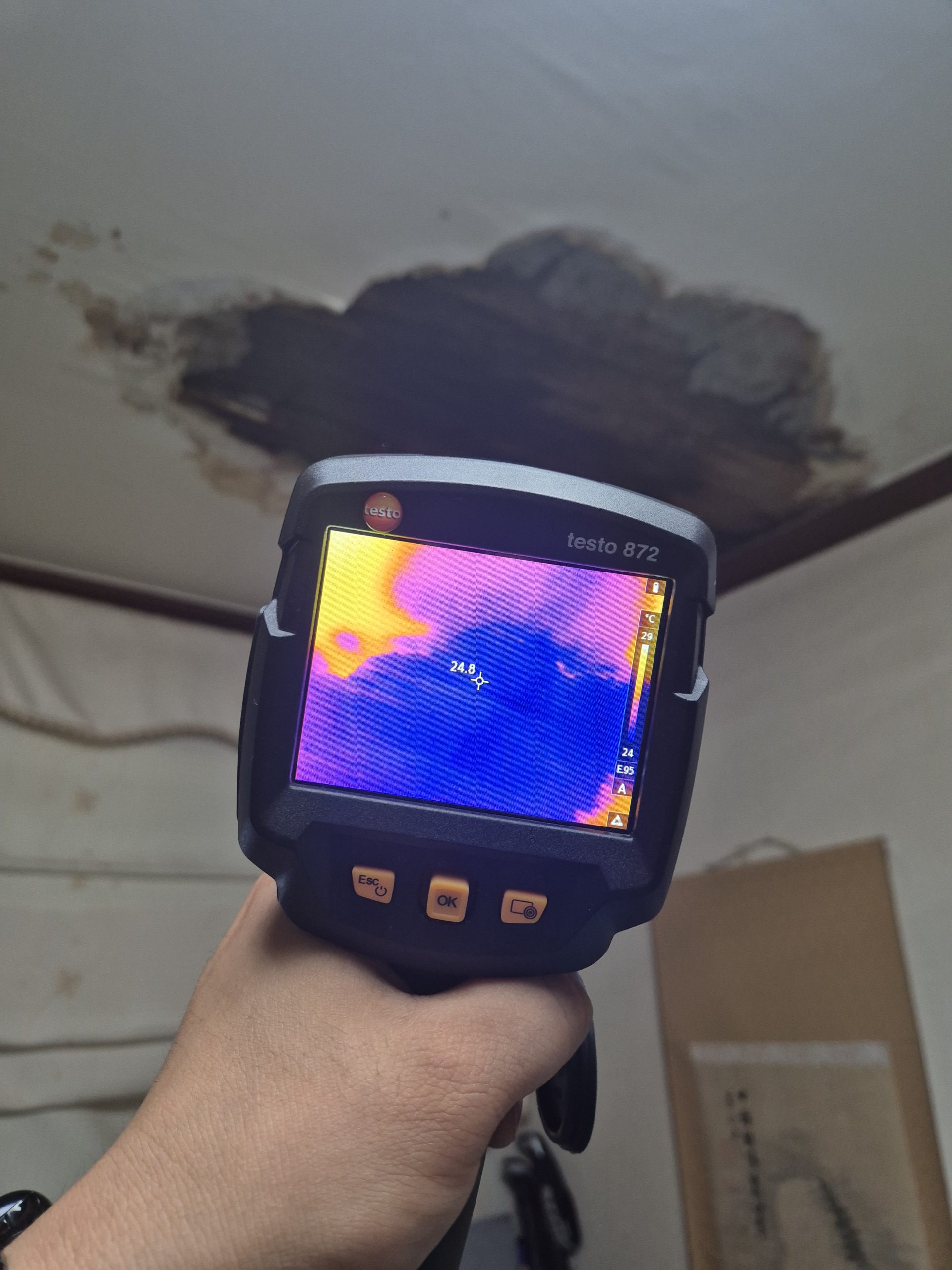 열화상 카메라로 누수 위치를 확인하는 장면