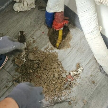 노후된 노란색 PPC 배관의 파손 지점 노출