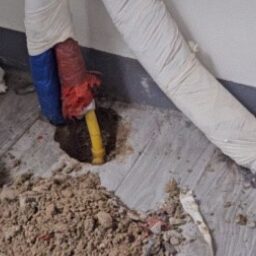 노후된 노란색 PPC 배관의 파손 지점 노출